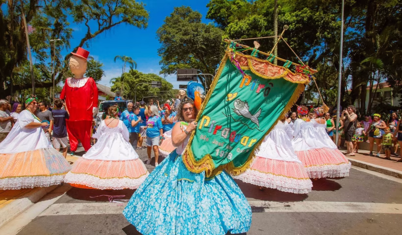 Escolas de samba desfilam no Centro de São José nesta segunda (16), após 13 anos