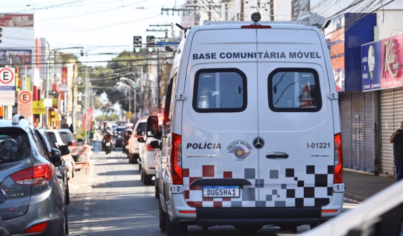 Motorista embriagado é preso após bater carro em base móvel da PM em SJC