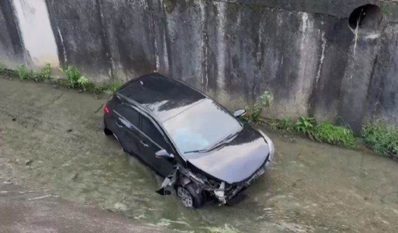 Carro cai em córrego e deixa duas mulheres feridas em São José dos Campos