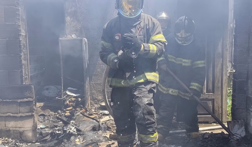 Incêndio atinge cozinha de casa no Tarumã, em Caraguatatuba