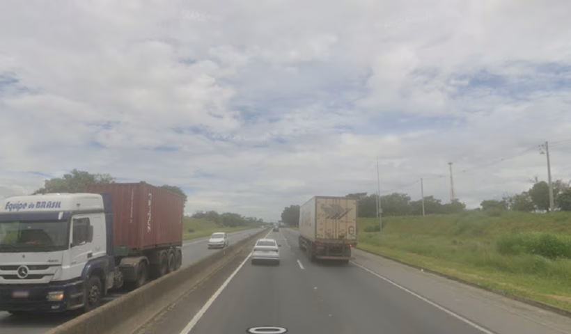 Colisão entre carretas causa bloqueio parcial na Dutra em Pinda