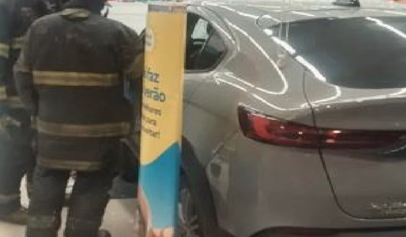 Carro invade farmácia e deixa mulher ferida em São José dos Campos