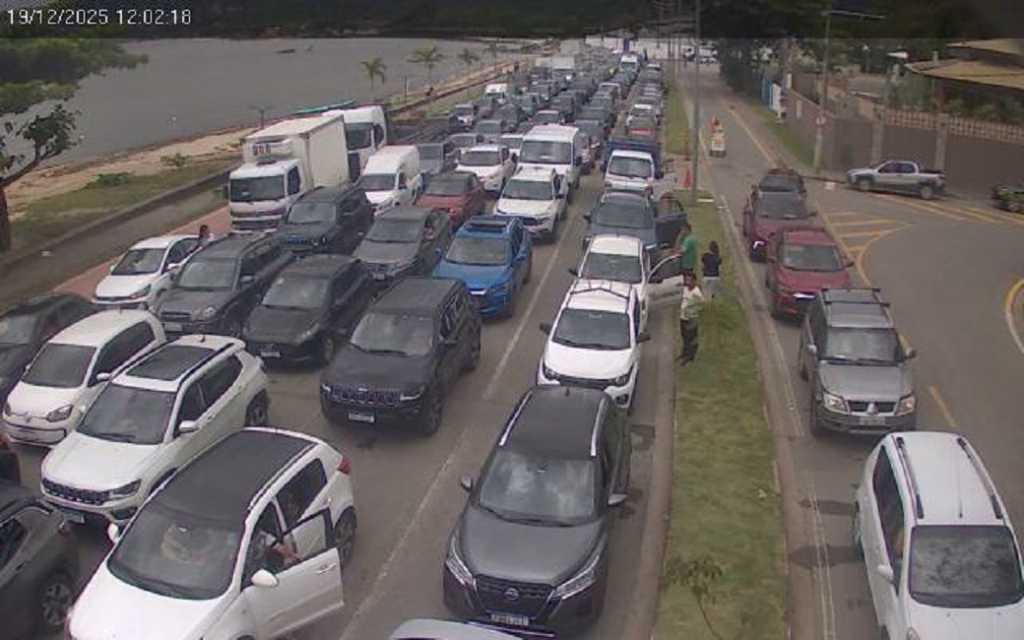Fila da travessia de balsa chega a 2h30 e complica acesso a Ilhabela
