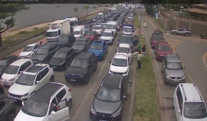 Fila da travessia de balsa chega a 2h30 e complica acesso a Ilhabela