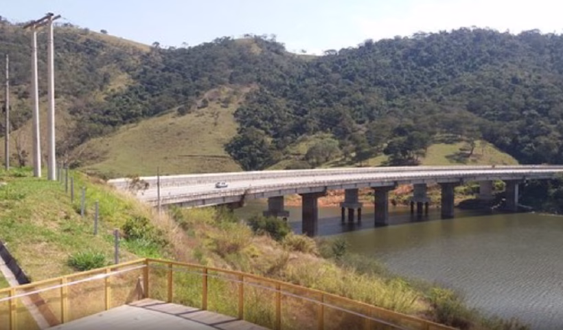 Acidente na Tamoios: Passageiro cai de ponte na represa de Paraibuna