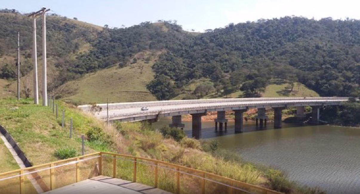 Acidente na Tamoios: Passageiro cai de ponte na represa de Paraibuna