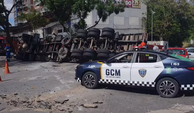 Caminhão de concreto tomba e bloqueia rua na Zona Sul de SJC
