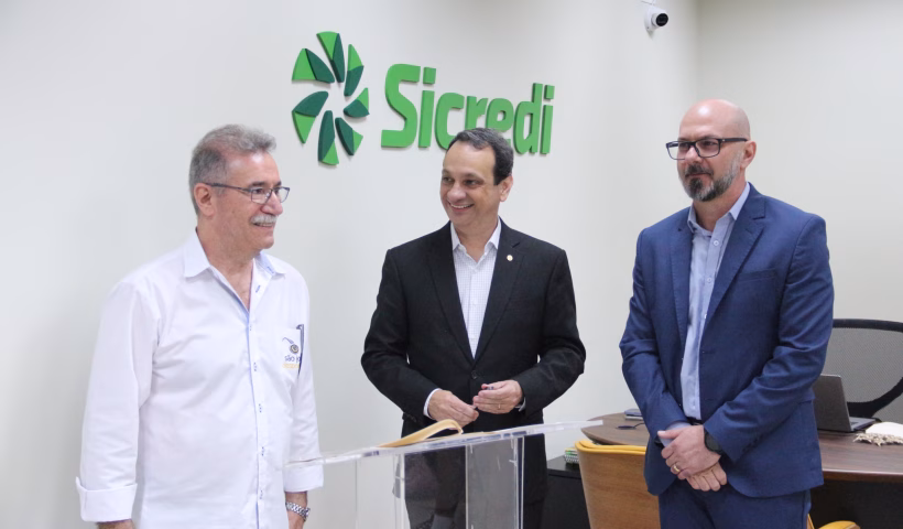 diretor-executivo do São José Basketball Dalvi Moreira ao lado de representantes da Sicredi