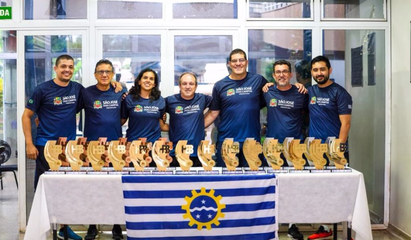 Os dirigentes da delegação joseense com os troféus da 7ª conquista dos Jogos Abertos do Interior