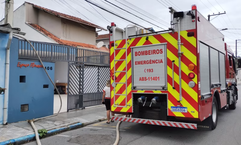 Um princípio de incêndio registrado na manhã desta sexta-feira (28) mobilizou equipes do Corpo de Bombeiros de Caraguatatuba