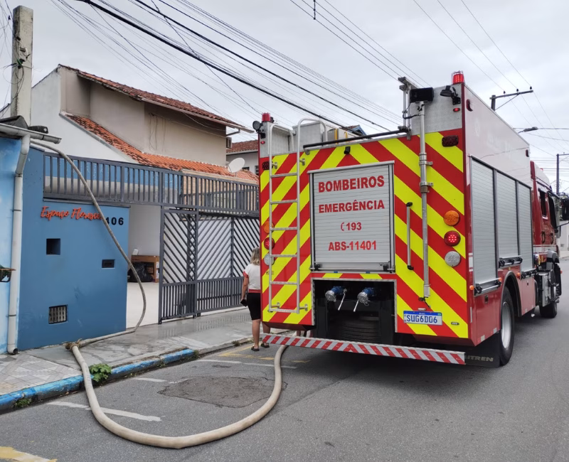 Um princípio de incêndio registrado na manhã desta sexta-feira (28) mobilizou equipes do Corpo de Bombeiros de Caraguatatuba