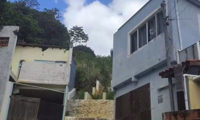 A 1ª Vara Cível de São Sebastião determinou, em decisão liminar, a suspensão de qualquer nova demolição de imóveis