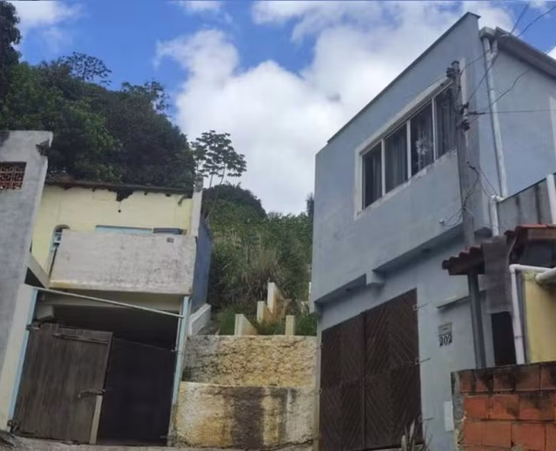 A 1ª Vara Cível de São Sebastião determinou, em decisão liminar, a suspensão de qualquer nova demolição de imóveis