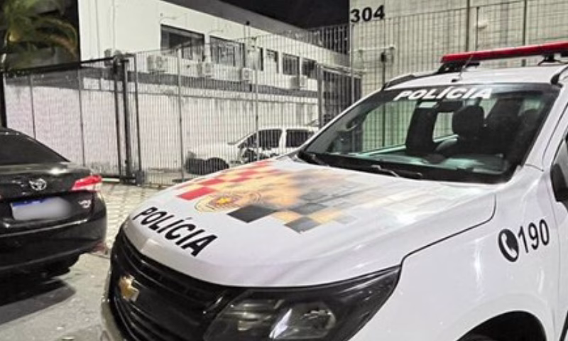 Dois homens suspeitos de envolvimento em um homicídio foram presos pela Polícia Militar na madrugada deste domingo, dia 14 de dezembro de 2025, no bairro Jardim das Nações