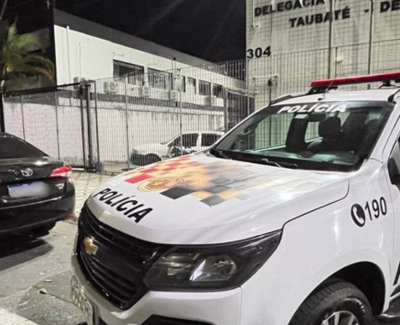 Dois homens suspeitos de envolvimento em um homicídio foram presos pela Polícia Militar na madrugada deste domingo, dia 14 de dezembro de 2025, no bairro Jardim das Nações