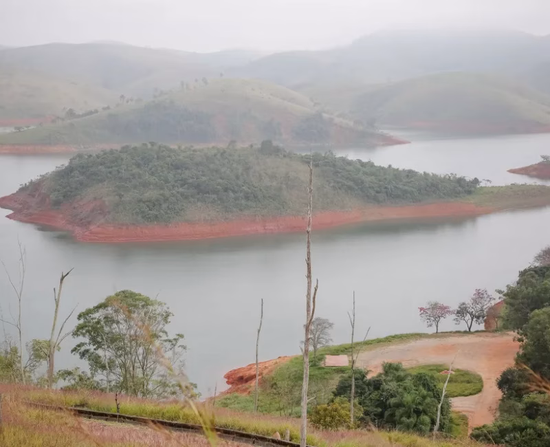 O Corpo de Bombeiros de São Paulo retomou, na manhã desta terça-feira (2), as buscas pelo jovem que desapareceu na represa do Jaguari, em Jacareí