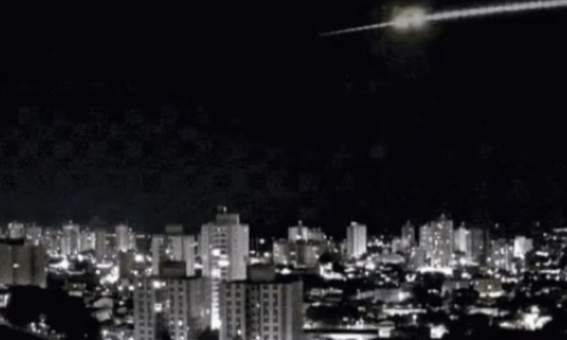 Um fenômeno raro iluminou o céu de São José dos Campos na noite desta segunda-feira (15) e chamou a atenção de pesquisadores e moradores