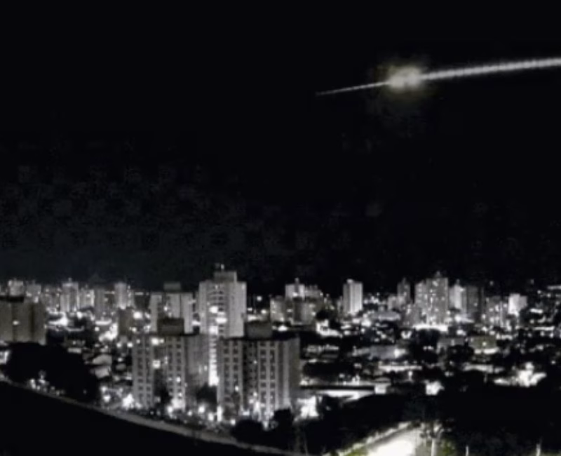 Um fenômeno raro iluminou o céu de São José dos Campos na noite desta segunda-feira (15) e chamou a atenção de pesquisadores e moradores