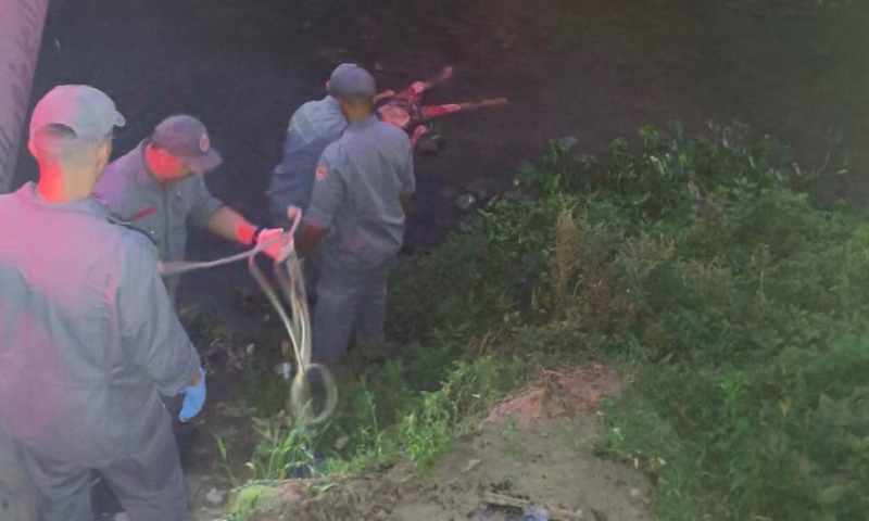 O Corpo de Bombeiros encontrou, na madrugada desta sexta-feira (12), o corpo de um homem boiando no Rio Tavares, em Ubatuba,
