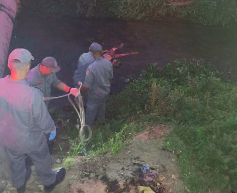 O Corpo de Bombeiros encontrou, na madrugada desta sexta-feira (12), o corpo de um homem boiando no Rio Tavares, em Ubatuba,