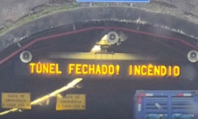 incêndio em um veículo de passeio mobilizou equipes de emergência no início da tarde desta terça-feira (2) no interior do Túnel ¾ da Serra