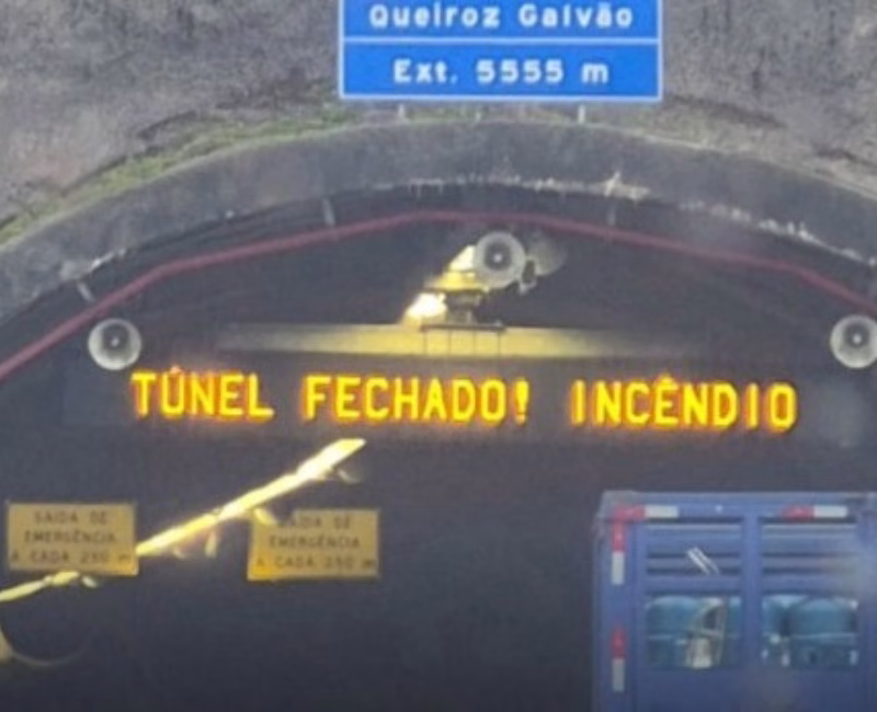 incêndio em um veículo de passeio mobilizou equipes de emergência no início da tarde desta terça-feira (2) no interior do Túnel ¾ da Serra