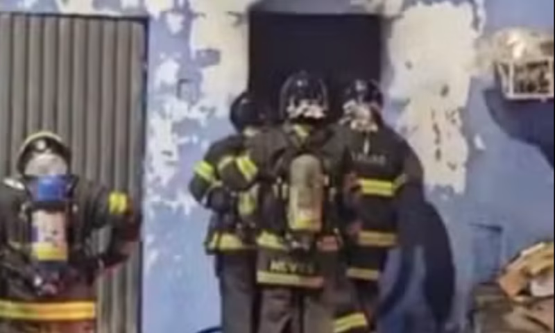 Um incêndio de grandes proporções terminou de forma trágica na noite deste domingo (21).