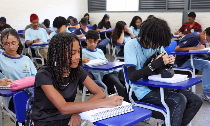 Estudantes do ensino médio da rede pública inscritos no Cadastro Nacional de Programas Sociais do governo federal (CadÚnico) começam a receber, a partir desta segunda-feira (22),
