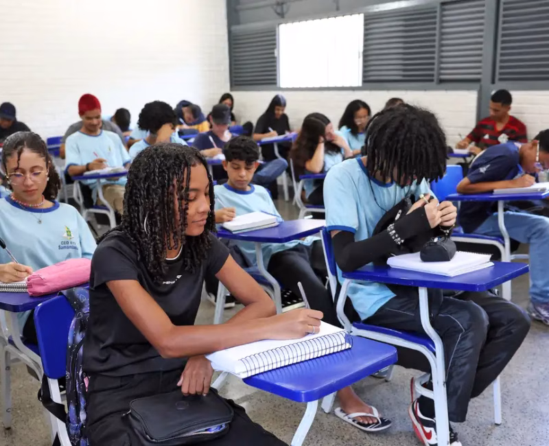 Estudantes do ensino médio da rede pública inscritos no Cadastro Nacional de Programas Sociais do governo federal (CadÚnico) começam a receber, a partir desta segunda-feira (22),
