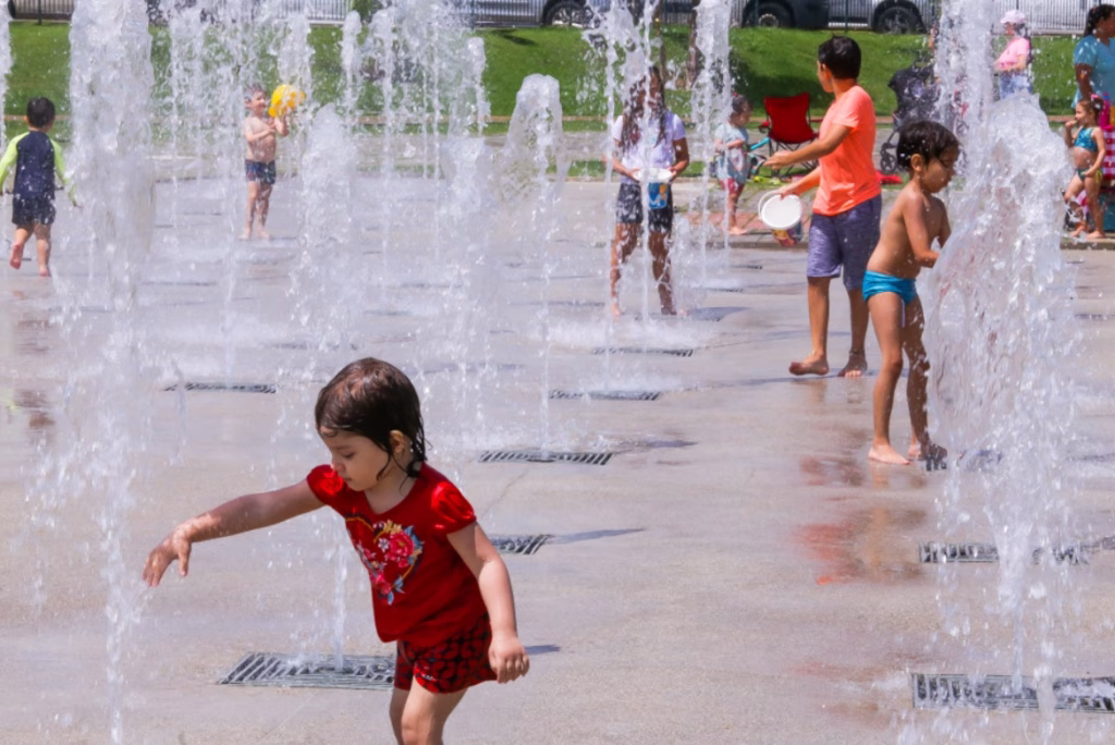 Piscinas verticais funcionam de terça a domingo no verão, em São José dos Campos