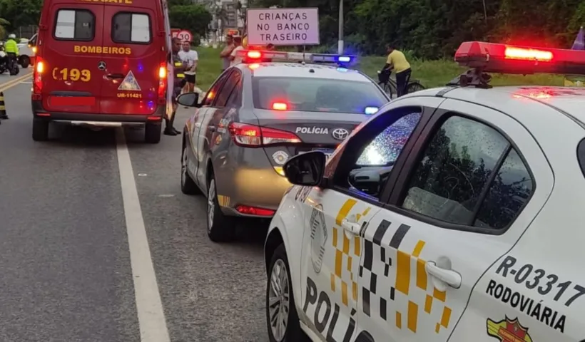 Atropelamento de cachorro deixa casal ferido na SP-55 em Ubatuba