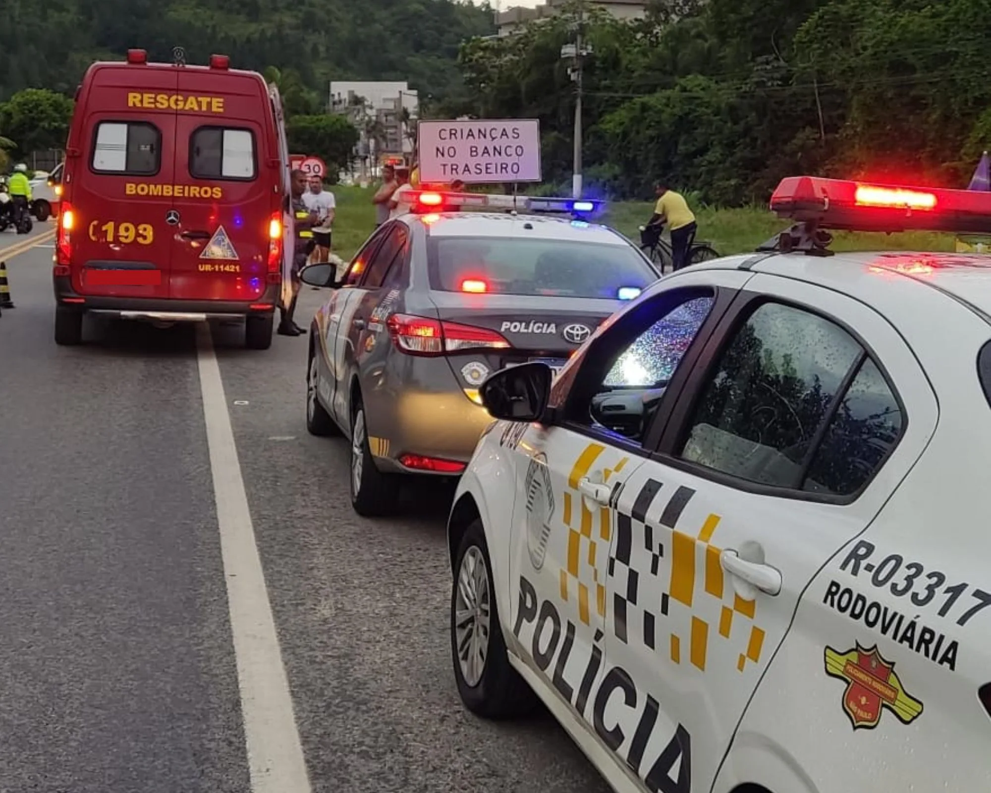 Atropelamento de cachorro deixa casal ferido na SP-55 em Ubatuba