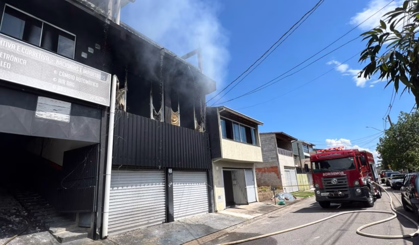 Incêndio em oficina mobiliza bombeiros na Zona Norte de São José dos Campos