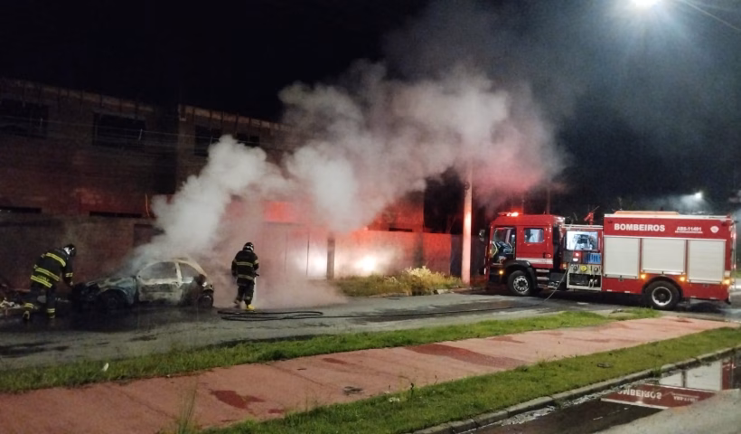 Incêndio destrói veículo e mobiliza bombeiros em Caraguatatuba