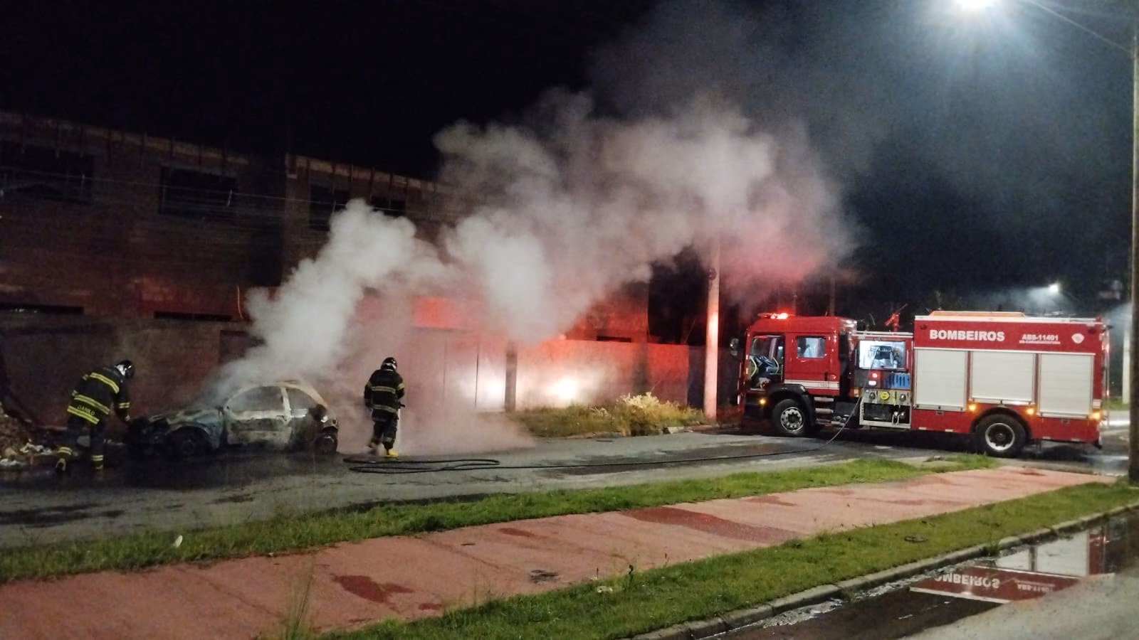 Incêndio destrói veículo e mobiliza bombeiros em Caraguatatuba