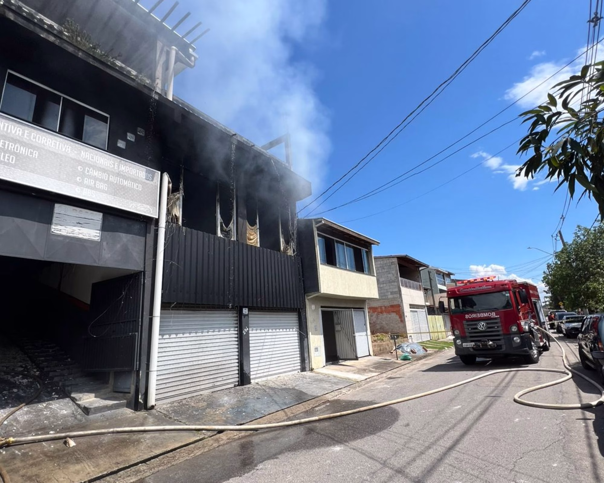 Incêndio em oficina mobiliza bombeiros na Zona Norte de São José dos Campos