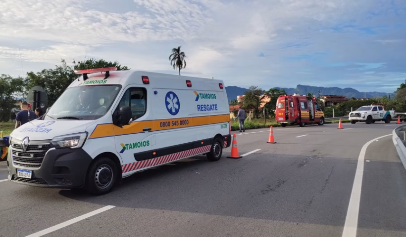 Motociclista tem perna amputada após acidente em Caraguatatuba