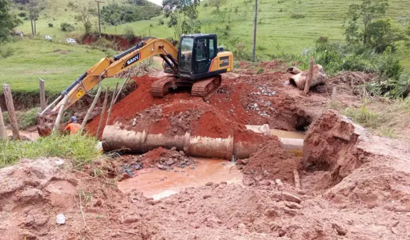Após ponte ceder moradores de quatro bairros ficam ilhados em Santa Branca