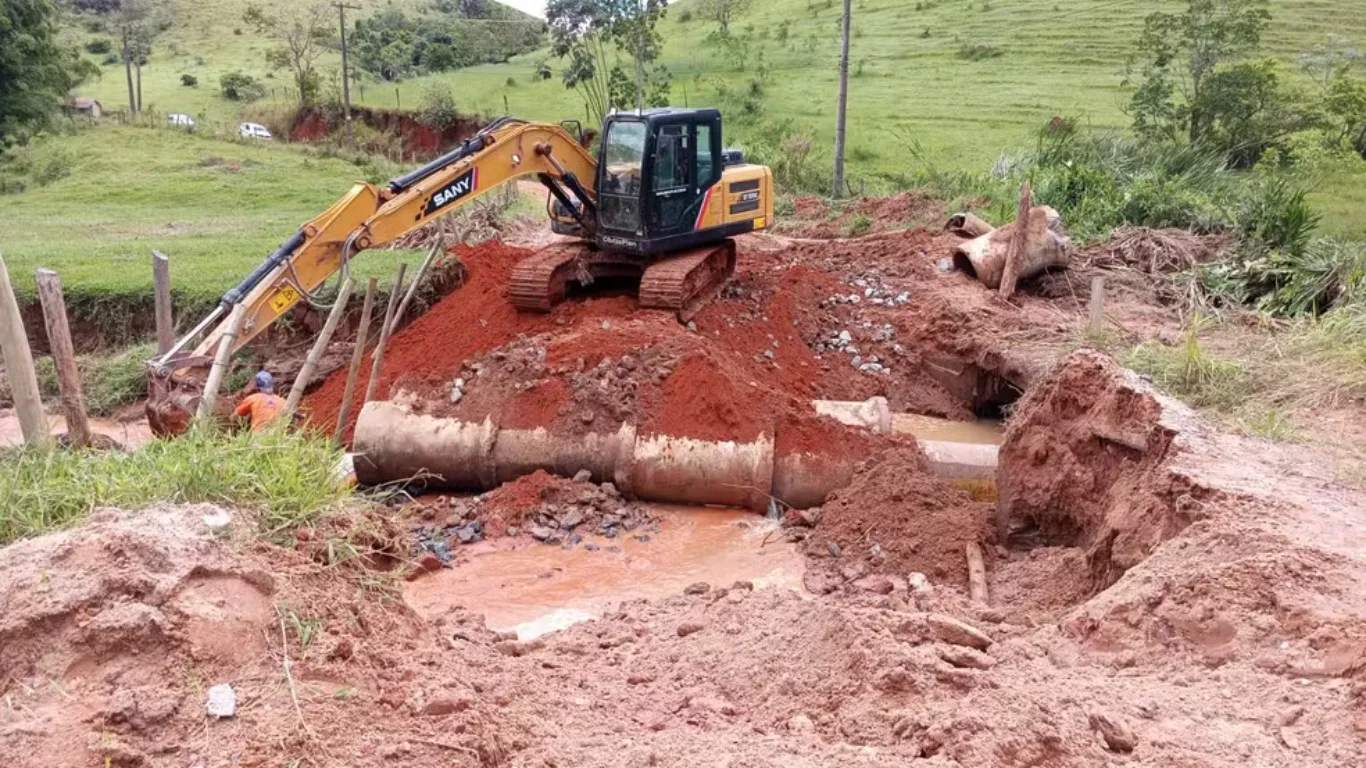 Após ponte ceder moradores de quatro bairros ficam ilhados em Santa Branca