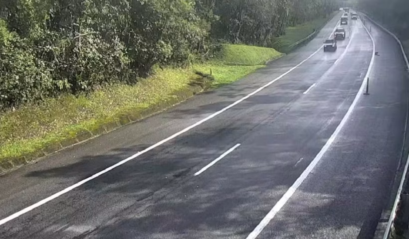 Acidente com carreta causa derramamento na Tamoios