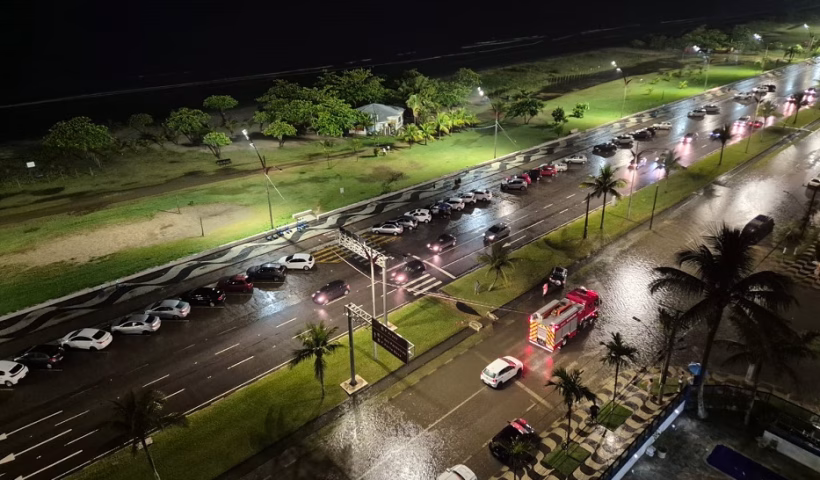 Chuva alaga avenida do Litoral Norte e família de turistas é resgatada