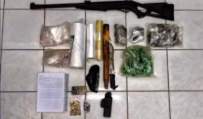 Polícia encontra armas e drogas em casa usada pelo tráfico em Ubatuba
