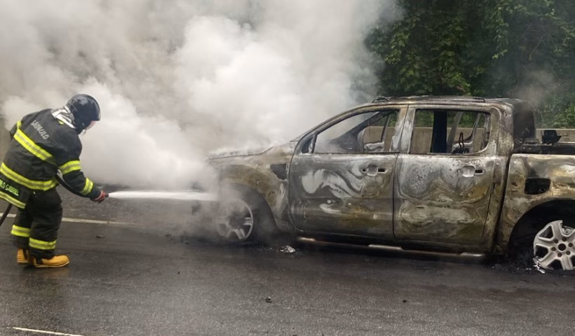 Carro pega fogo na Tamoios e mobiliza bombeiros em Caraguatatuba