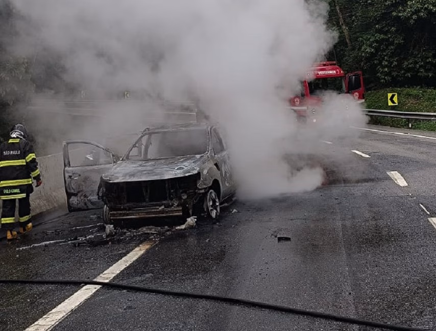 Carro pega fogo na Tamoios e mobiliza bombeiros em Caraguatatuba