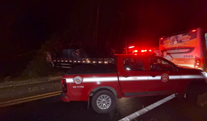 Acidente entre ônibus e caminhão deixa 5 feridos na SP-50, e SJC