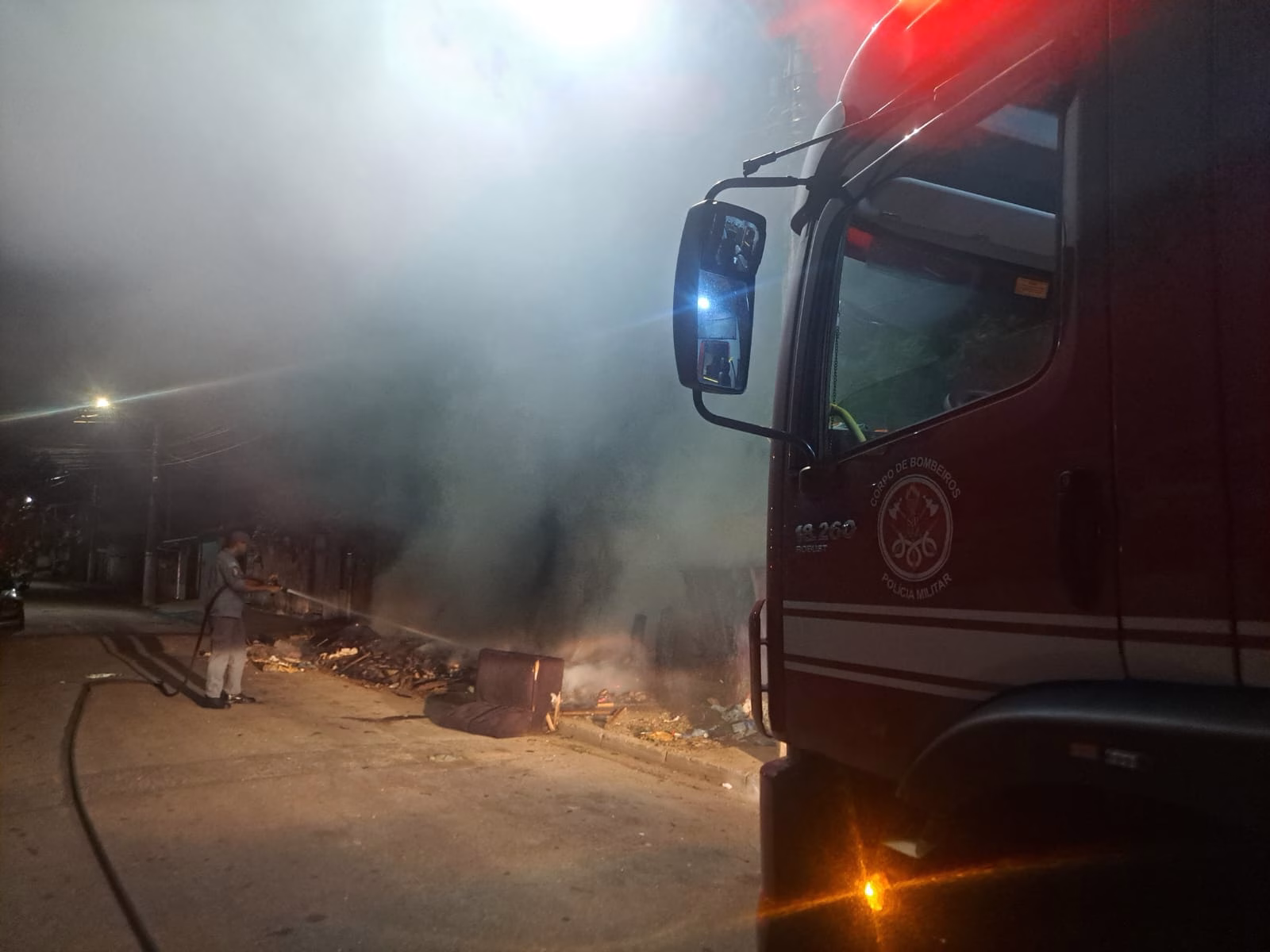Incêndio em restos materiais