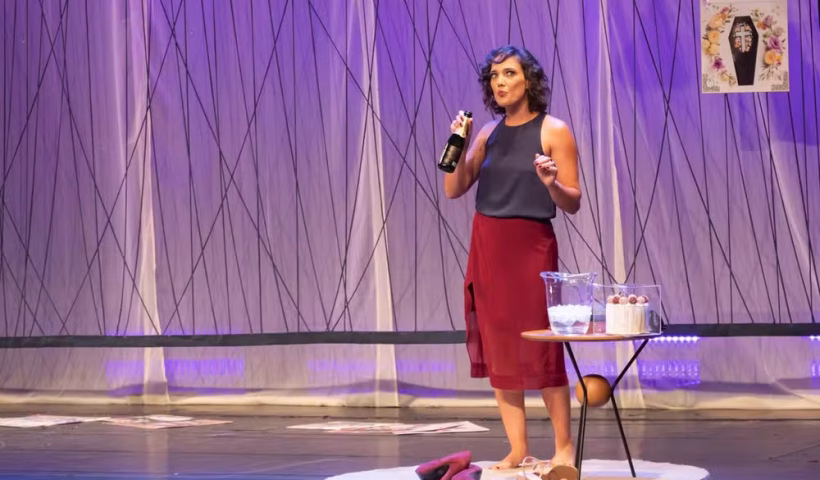 Atriz Adriana Birolli em espetáculo teatral 'Não!' é um dos destaques da Agenda Cultural no Vale deste final de semana