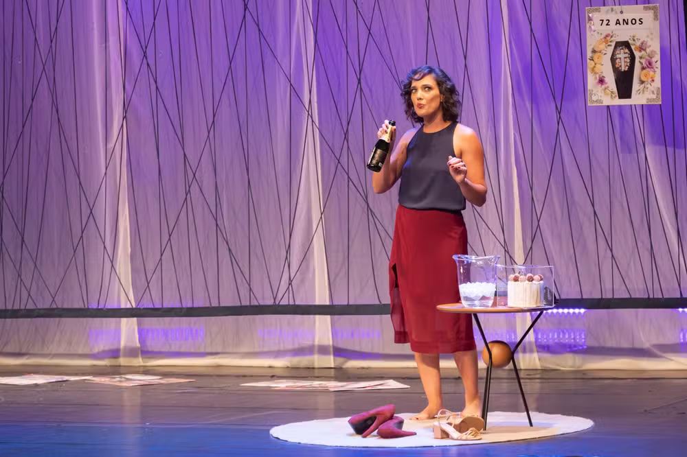 Atriz Adriana Birolli em cena no espetáculo teatral 'Não!' é um dos destaques da Agenda Cultural no Vale deste final de semana