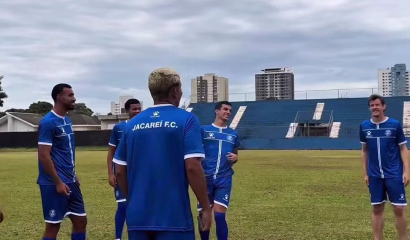 Jogadores do Jacareí Futebol Clube durante atividade no estádio Du Cambusano
