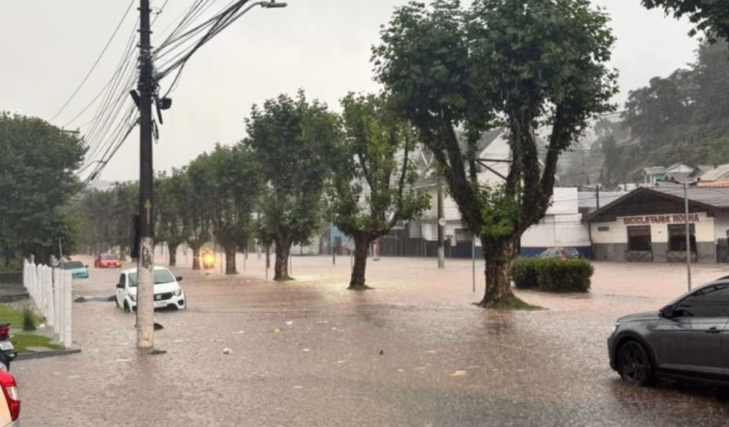 Chuva de 82 mm alaga Campos do Jordão e causa deslizamentos